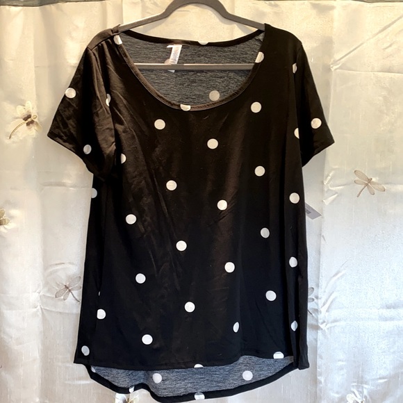LuLaRoe Tops - NWT Classic tee from LuLaRoe. Size Xlg